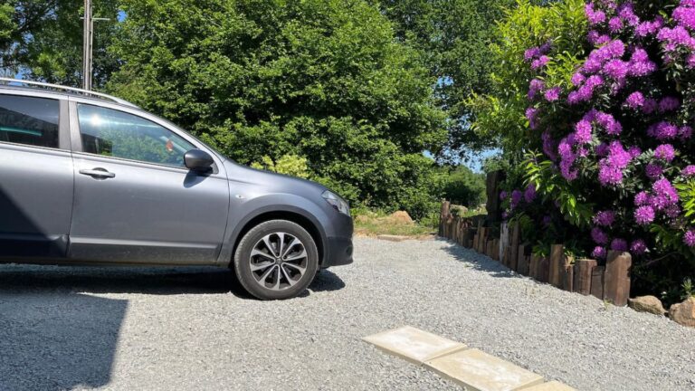 Parking privatif, réservation de nuitées dans une maison à la campagne avec espace bien-être, jacuzzi et sauna entièrement privatif.