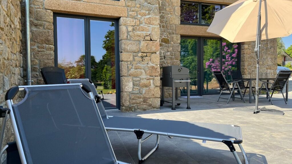 Terrasse avec barbecue privative, réservation de nuitées dans une maison à la campagne avec espace bien-être, jacuzzi et sauna entièrement privatif.