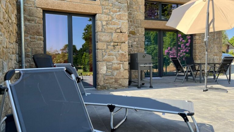 Terrasse avec barbecue privative, réservation de nuitées dans une maison à la campagne avec espace bien-être, jacuzzi et sauna entièrement privatif.