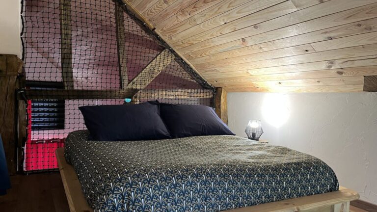 Chambre dans mezzanine donnant sur l'espace bien-être, réservation de nuitées dans une maison à la campagne avec espace bien-être, jacuzzi et sauna entièrement privatif.