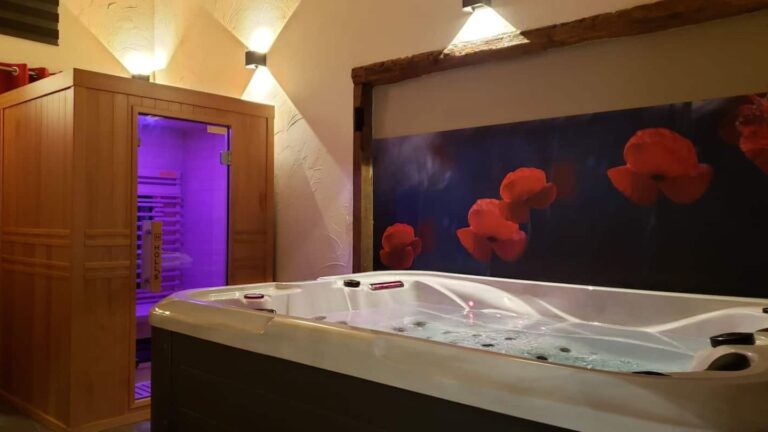 Espace bien-être, réservation de nuitées dans une maison à la campagne, jacuzzi et sauna entièrement privatif.