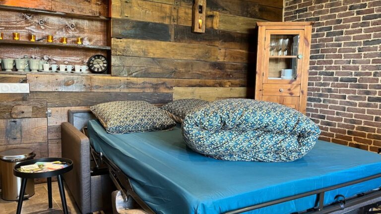 Canapé-lit dans salon avec matelas haut confort mémoire de forme, réservation de nuitées dans une maison à la campagne avec espace bien-être, jacuzzi et sauna entièrement privatif.