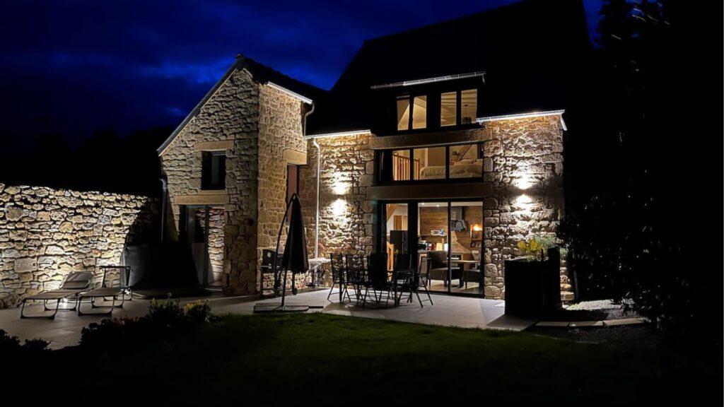 Maison en pierre de nuit à la campagne, réservation de nuitées avec terrasse et espace bien-être, jacuzzi et sauna entièrement privatif.