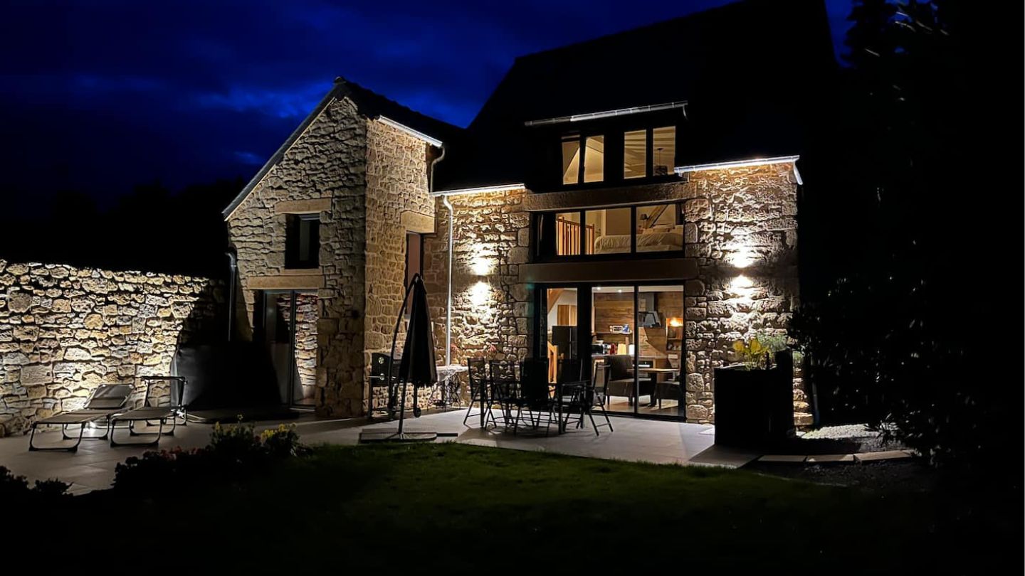 Maison en pierre de nuit à la campagne, réservation de nuitées avec terrasse et espace bien-être, jacuzzi et sauna entièrement privatif.