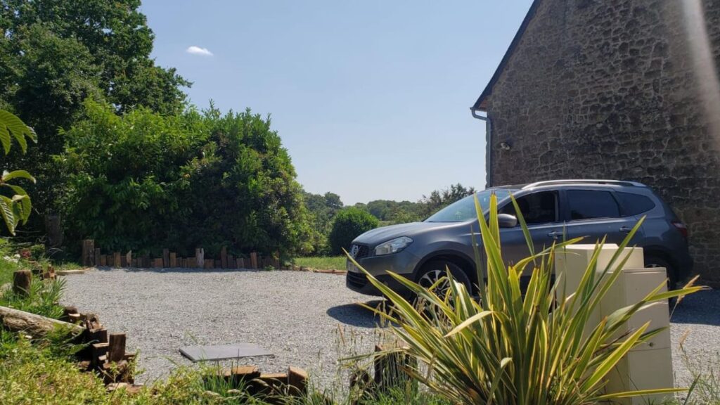 Parking privatif, réservation de nuitées dans une maison à la campagne avec espace bien-être, jacuzzi et sauna entièrement privatif.