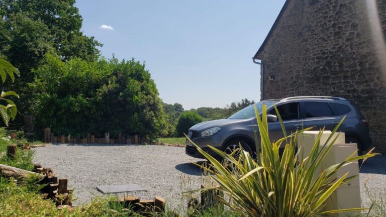 Parking privatif, réservation de nuitées dans une maison à la campagne avec espace bien-être, jacuzzi et sauna entièrement privatif.