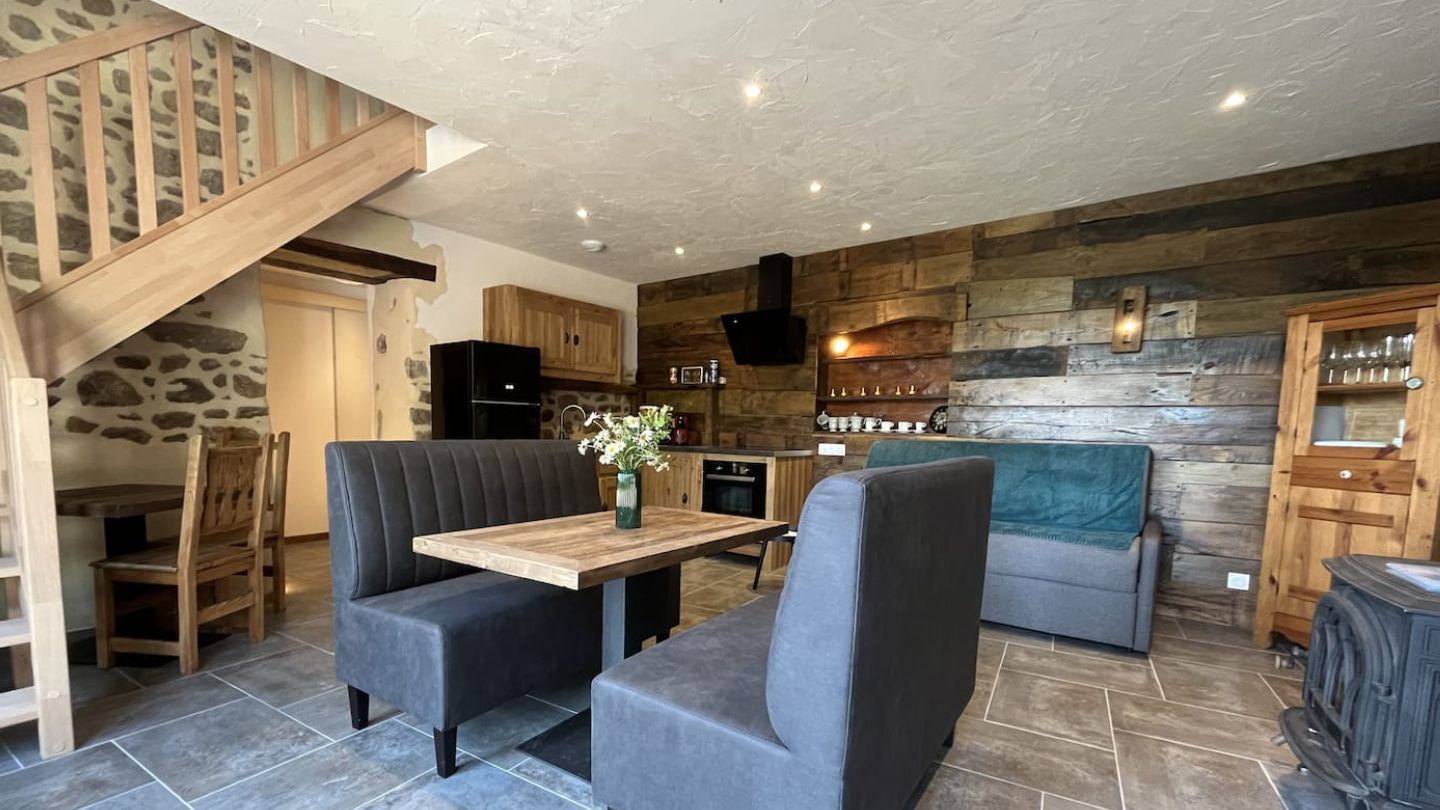 Pièce de vie, cuisine, réservation de nuitées dans une maison à la campagne avec espace bien-être, jacuzzi et sauna entièrement privatif.