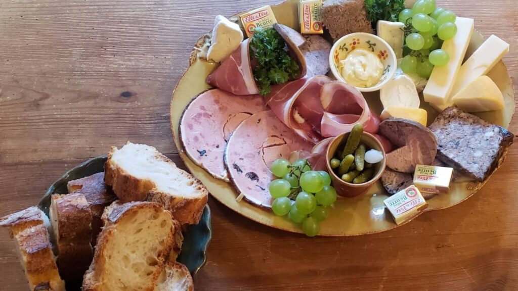 Plateau campagnard, proposé dans notre menu, réservation de nuitées dans une maison à la campagne avec espace bien-être, jacuzzi et sauna entièrement privatif.
