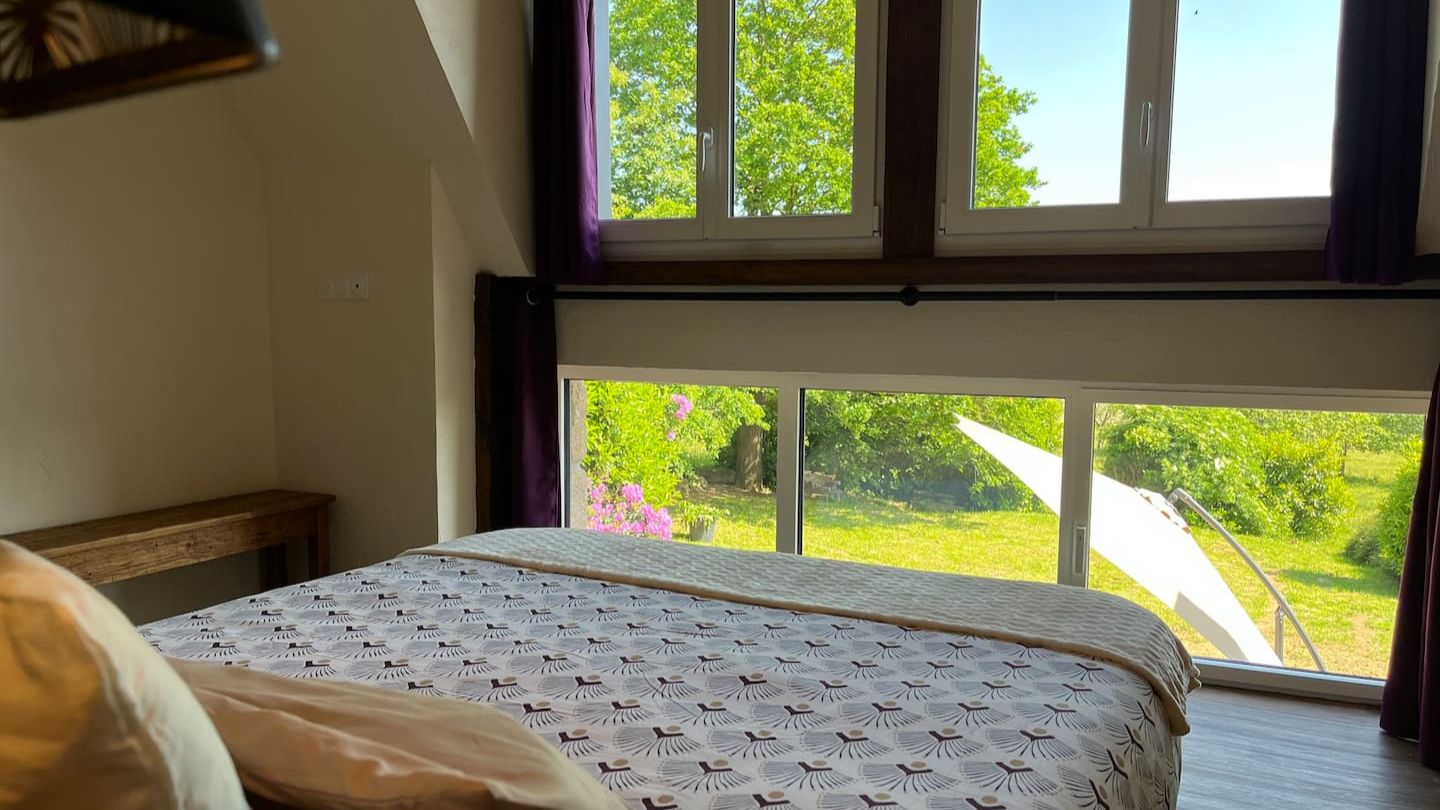 Chambre parentale, Salle de bain avec baignoire, réservation de nuitées dans une maison à la campagne avec espace bien-être, jacuzzi et sauna entièrement privatif.