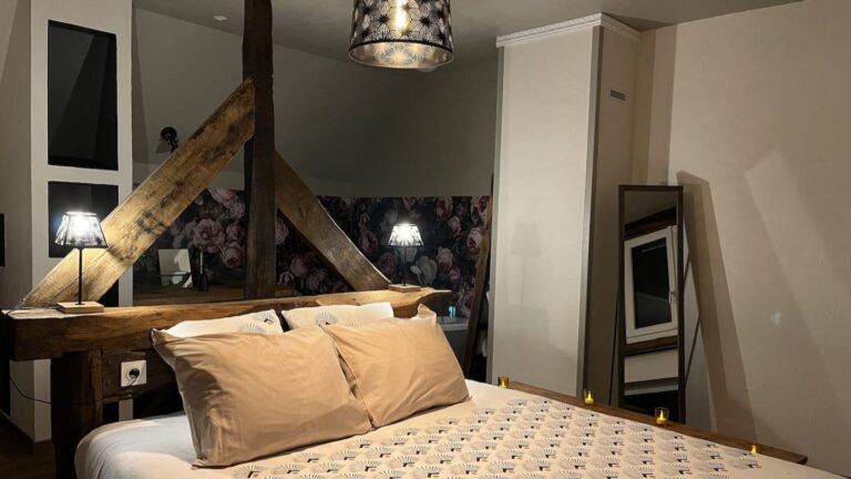 Chambre parentale de nuit, Salle de bain avec baignoire, réservation de nuitées dans une maison à la campagne avec espace bien-être, jacuzzi et sauna entièrement privatif.