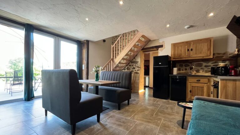 Cuisine donnant sur salon et terrasse, Salle de bain avec baignoire, réservation de nuitées dans une maison à la campagne avec espace bien-être, jacuzzi et sauna entièrement privatif.