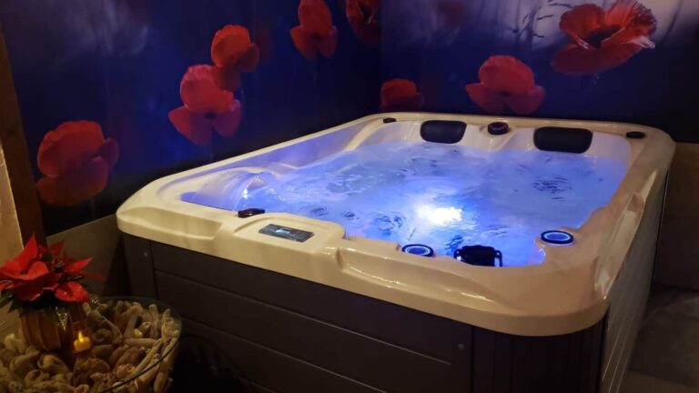 Jacuzzi avec lumières de différentes couleurs au choix, réservation de nuitées dans une maison à la campagne avec espace bien-être, jacuzzi et sauna entièrement privatif.