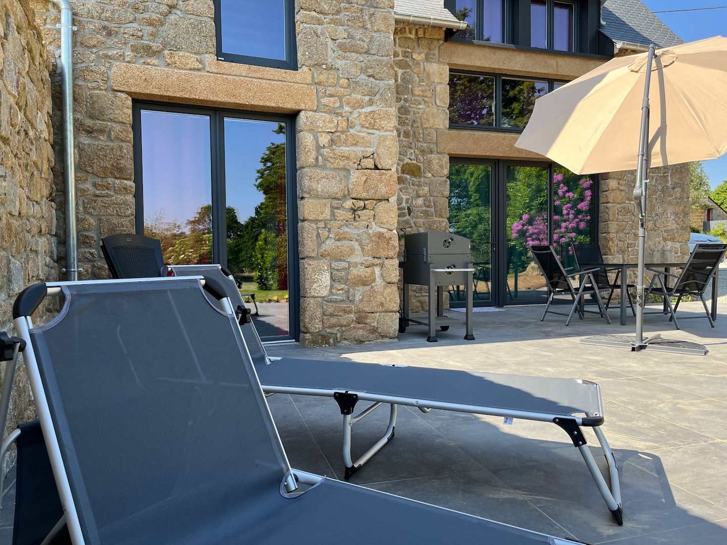 Terrasse privative avec barbecue, réservation de nuitées dans une maison à la campagne avec espace bien-être, jacuzzi et sauna entièrement privatif.