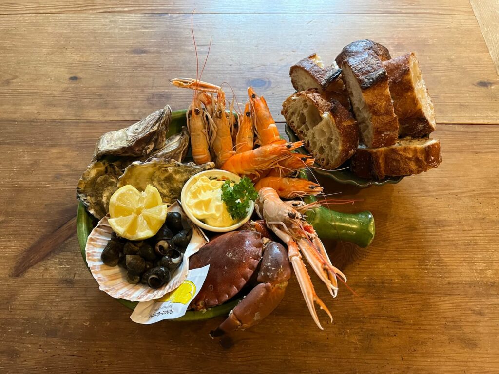 Plateau de fruits de mer proposé dans notre menu, Pièce de vie, cuisine, réservation de nuitées dans une maison à la campagne avec espace bien-être, jacuzzi et sauna entièrement privatif.