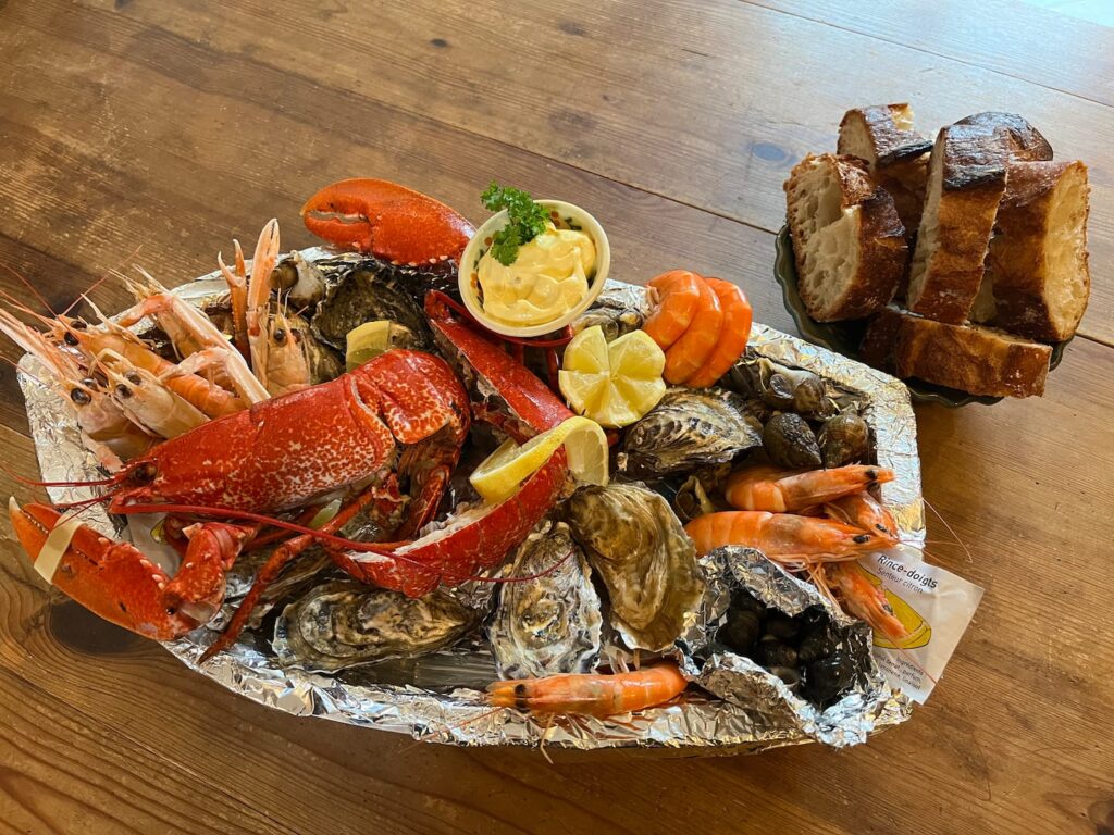 Plateau de fruits de mer proposé dans notre menu, Pièce de vie, cuisine, réservation de nuitées dans une maison à la campagne avec espace bien-être, jacuzzi et sauna entièrement privatif.